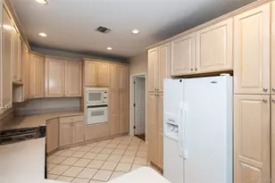 163 Doral Ct, Roslyn, NY 11576 - Photo 4