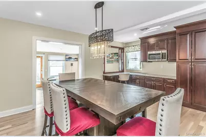 233 Collins Avenue, Williston Park, NY 11596 - Photo 14