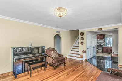 233 Collins Avenue, Williston Park, NY 11596 - Photo 10
