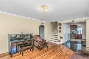 233 Collins Ave, Williston Park, NY 11596 - Photo 10