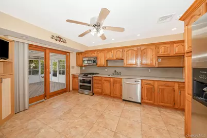 33 Parkdale Drive, Farmingdale, NY 11735 - Photo 14