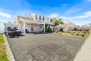 26 Picture Ln, Hicksville, NY 11801 - Photo 2