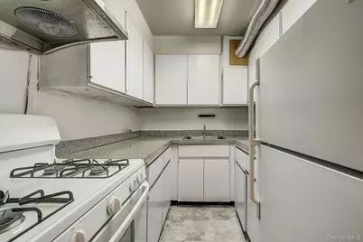 142-05 Roosevelt Avenue #521, Flushing, NY 11354 - Photo 6