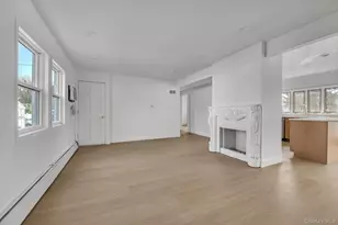 21 Bird Ln, Hicksville, NY 11801 - Photo 2