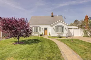 12 Crescent Ln, Levittown, NY 11756 - Photo 2