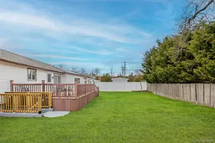 1091 Gardiner Dr, Bay Shore, NY 11706 - Photo 28
