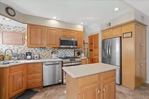 65-41 77th Pl, Middle Village, NY 11379 - Photo 4