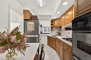 160 Albermarle Ave, Valley Stream, NY 11580 - Photo 6
