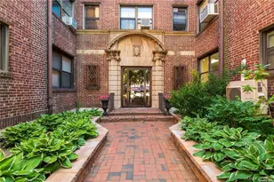 7 Bond, Great Neck, NY 11021 - Photo 2