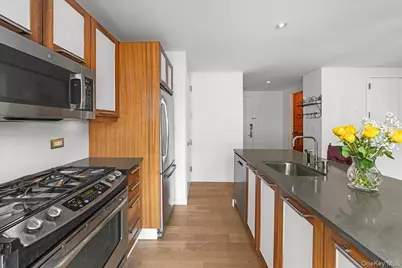 3585 Greystone Avenue #3E, Bronx, NY 10463 - Photo 6