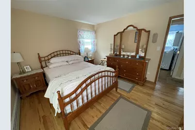 70 E Neptune Avenue, Lindenhurst, NY 11757 - Photo 14