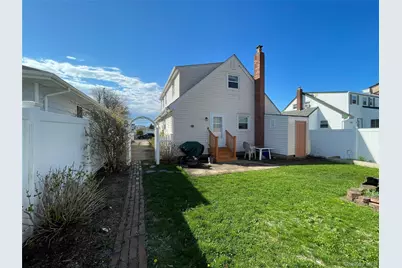 70 E Neptune Avenue, Lindenhurst, NY 11757 - Photo 26