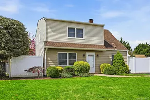 124 Saddle Ln, Levittown, NY 11756 - Photo 6