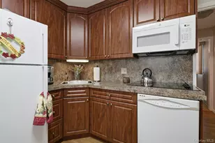 124 Saddle Ln, Levittown, NY 11756 - Photo 18