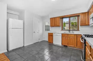 21 W Division St, Greenwich, CT 06830 - Photo 4