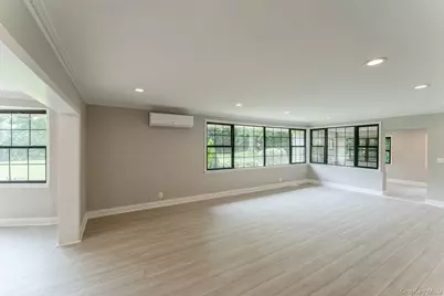 2 Foxwood Road, Great Neck, NY 11024 - Photo 8