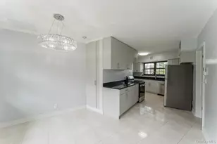 2 Foxwood Rd, Great Neck, NY 11024 - Photo 18