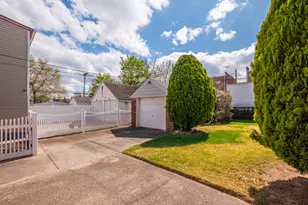 89-90 221st St, Queens Village, NY 11427 - Photo 30