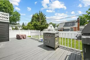 6 Willow Rd, New Hyde Park, NY 11040 - Photo 8