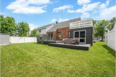 6 Willow Road, New Hyde Park, NY 11040 - Photo 4