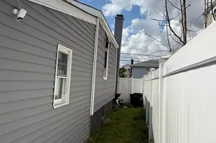 354 Beachview St, Copiague, NY 11726 - Photo 24