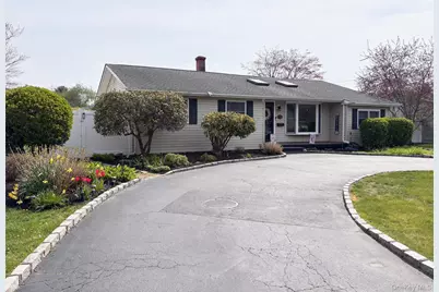 212 Matthews Road, Oakdale, NY 11769 - Photo 2