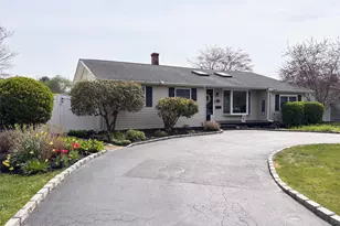 212 Matthews Rd, Oakdale, NY 11769 - Photo 2