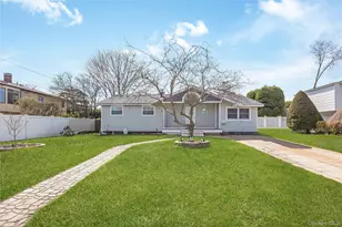6 Evy Ct, Sayville, NY 11782 - Photo 2