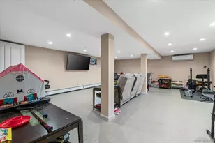 174-28 Pidgeon Meadow Rd, Fresh Meadows, NY 11365 - Photo 30
