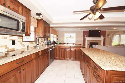 32 Lagoon Place, East Islip, NY 11730 - Photo 4
