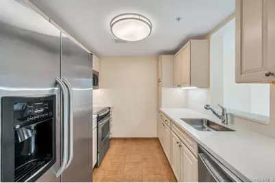 300 E Overlook #240, Port Washington, NY 11050 - Photo 4
