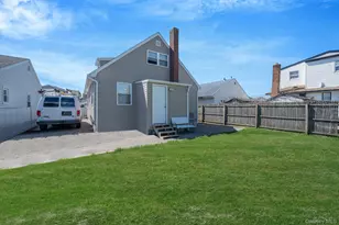 82 E Seacrest Ave, Lindenhurst, NY 11757 - Photo 22