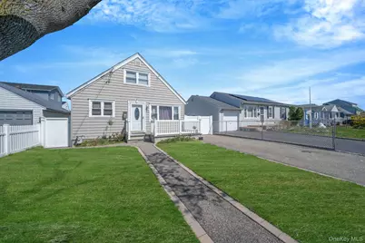 82 E Seacrest Avenue, Lindenhurst, NY 11757 - Photo 2