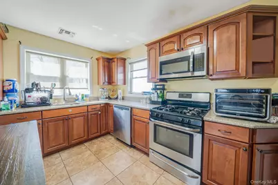 82 E Seacrest Avenue, Lindenhurst, NY 11757 - Photo 6