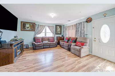 82 E Seacrest Avenue, Lindenhurst, NY 11757 - Photo 8