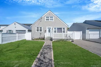 82 E Seacrest Avenue, Lindenhurst, NY 11757 - Photo 1