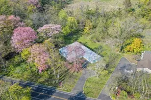 107A Wildwood Rd, Great Neck, NY 11024 - Photo 6