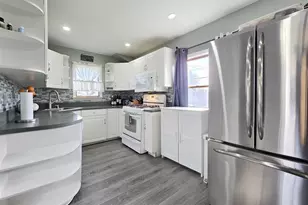 17 Gregory Dr, Ronkonkoma, NY 11779 - Photo 2