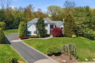 46 Hunting Hollow Ct, Dix Hills, NY 11746 - Photo 2