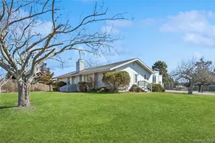 22 Meadow Ln, Westhampton Beach, NY 11978 - Photo 2