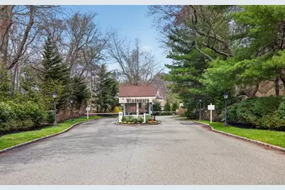 18 Windemere Way, Woodbury, NY 11797 - Photo 2