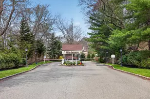 18 Windemere Way, Woodbury, NY 11797 - Photo 2