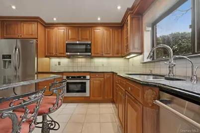 25 Chestnut Hill, Roslyn, NY 11576 - Photo 12