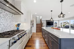 909 S 5th St, Lindenhurst, NY 11757 - Photo 10