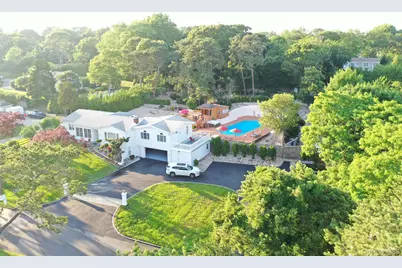 5 Huckleberry Lane E, Hampton Bays, NY 11946 - Photo 2