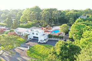 5 Huckleberry Ln E, Hampton Bays, NY 11946 - Photo 2