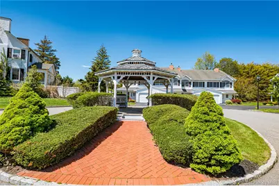 15 S Country Common, West Islip, NY 11795 - Photo 2