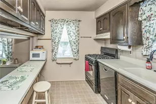 11 Skidmore Pl, Valley Stream, NY 11581 - Photo 4