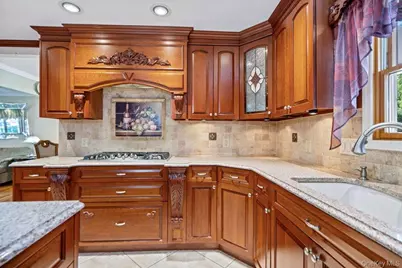 1300 Oak Avenue, West Islip, NY 11795 - Photo 10