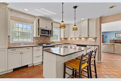 10 Carolee Court, West Islip, NY 11795 - Photo 14